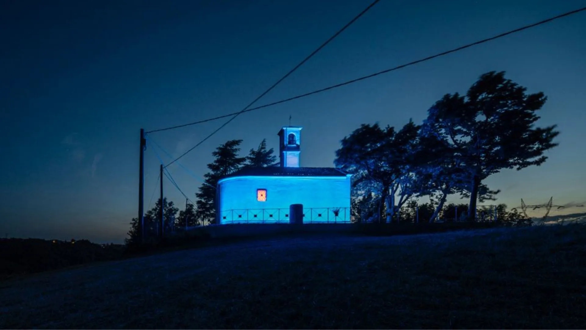 La chiesa blu di Montei