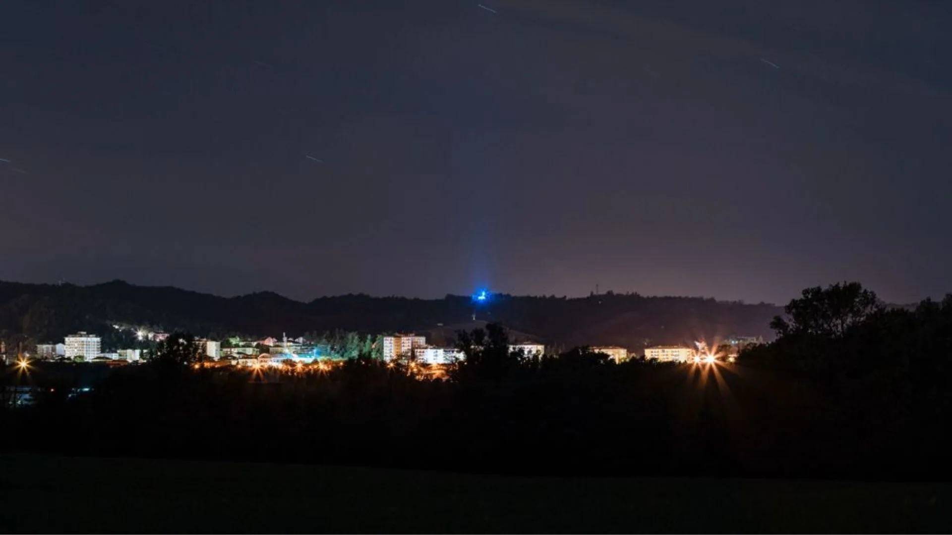 La chiesa blu di montei vista di lato